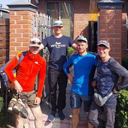 Группа туристов у входа в отель